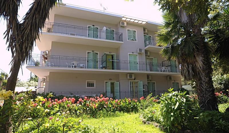 Lola's 3 Appart hôtel *