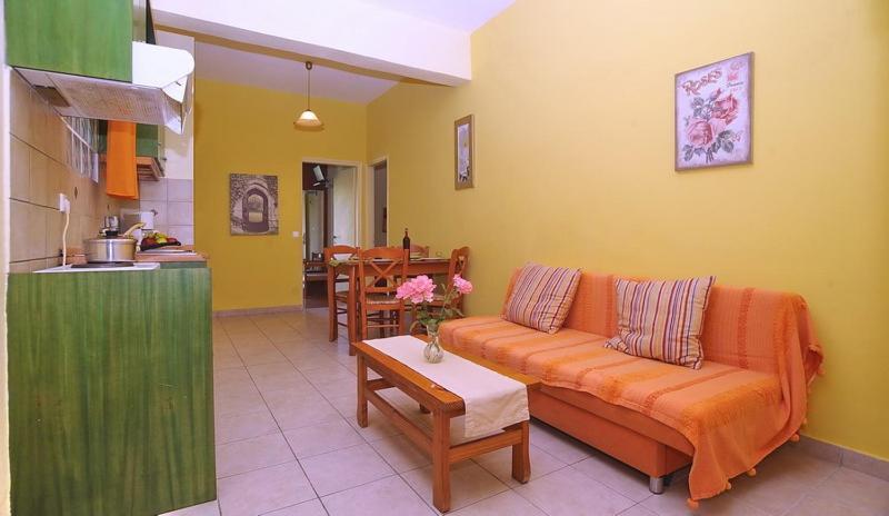 Aparthotel Lola's 3 *